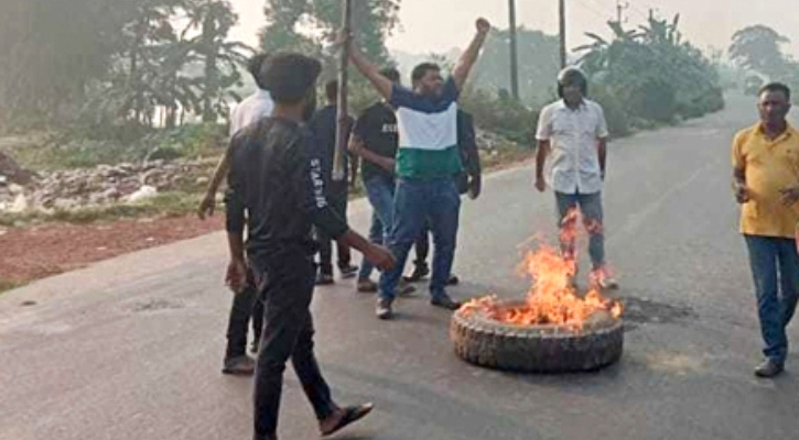 কিশোরগঞ্জে টায়ার জ্বালিয়ে সড়ক অবরোধ, ট্রাক ভাঙচুর